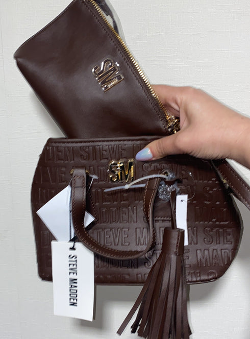 Crossbody Steve Madden Bshane Statchel color chocolate con estuche