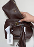 Crossbody Steve Madden Bshane Statchel color chocolate con estuche