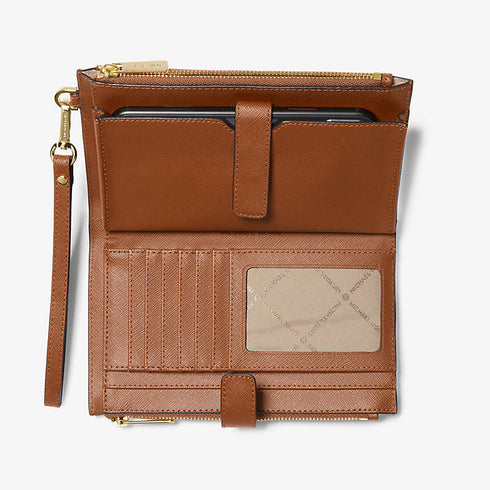 Billetera Michael Kors Jet Set grande para celular con correa camel