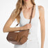 Cartera Michael Kors de hombro Merritt mediano de piel granulada Camel