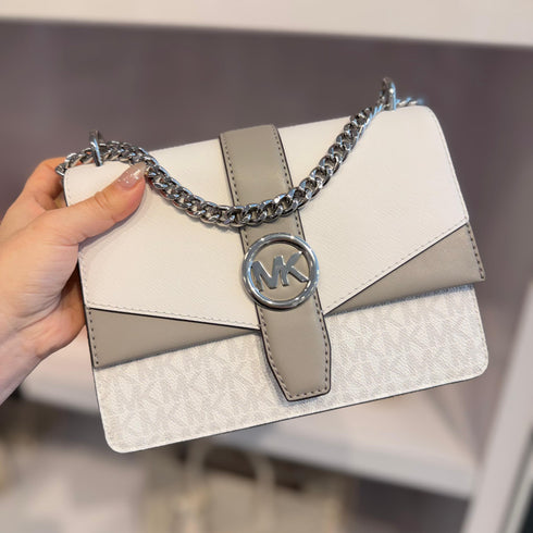 Cartera Michael Kors Greenwich Small Signature Logo blanco y gris