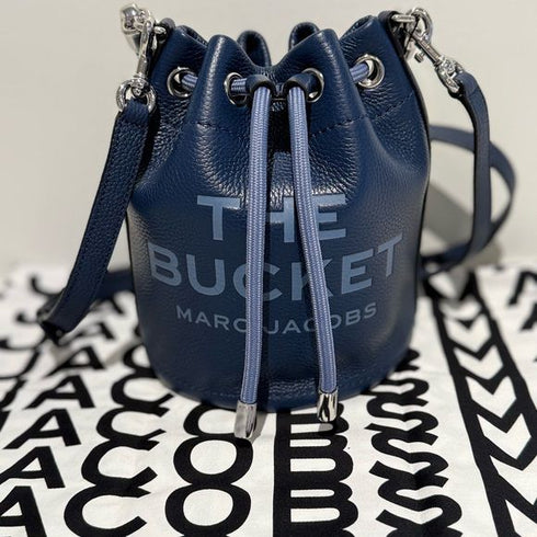 The Bucket Bag Marc Jacobs azul cuero disponible