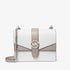 Cartera Michael Kors Greenwich Small Signature Logo blanco y gris