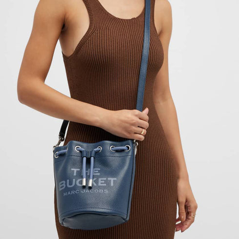 The Bucket Bag Marc Jacobs azul cuero disponible