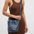 The Bucket Bag Marc Jacobs azul cuero disponible