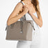 Tote Michael Kors Voyager grande de piel saffiano