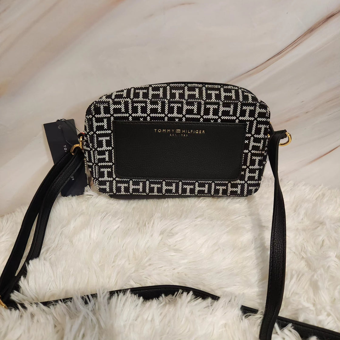 Crossbody Tommy Hilfiger negro y blanco OUTLETUSACLAUSTORE
